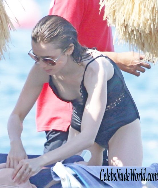 Lily Collins Sexy 135944