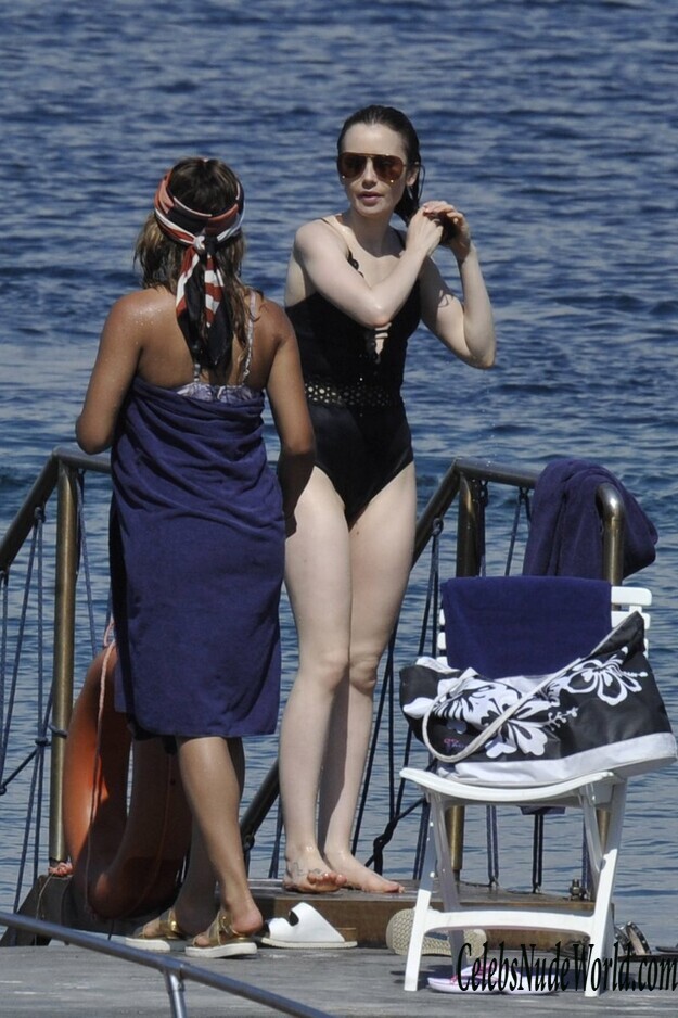 Lily Collins Sexy 135951
