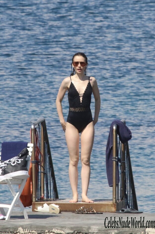 Lily Collins Sexy 135991