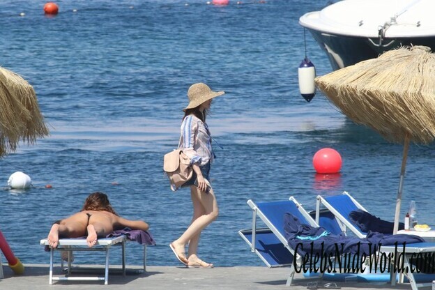 Lily Collins Sexy 136002