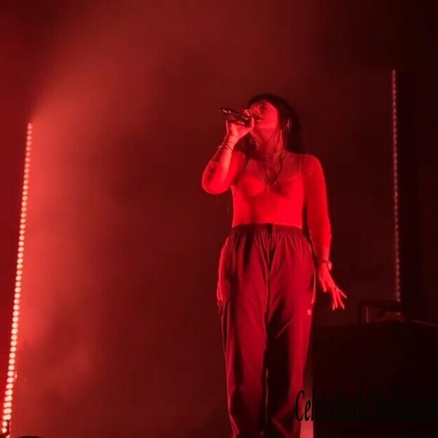 Lily Allen Pokies 136461