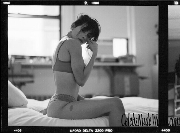 Mia Valentine Topless 136863