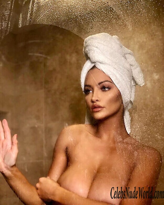 Lindsey pelas shower
