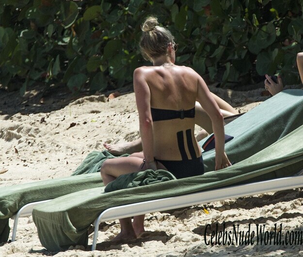 Lisa Carrick Bikini 138498