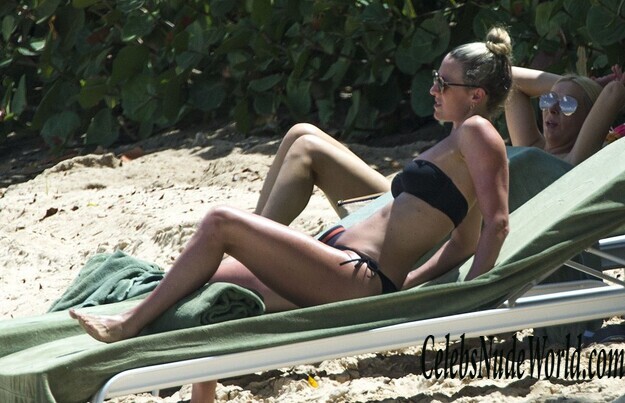 Lisa Carrick Bikini 138513