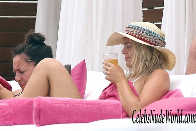 Louisa Johnson Sexy 138708