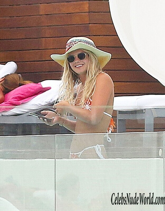 Louisa Johnson Sexy 138731