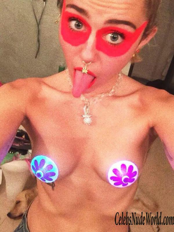 Topless pics of Miley Cyrus 139077