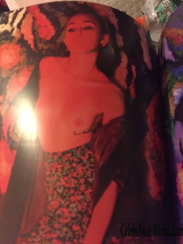 Topless pics of Miley Cyrus 139081