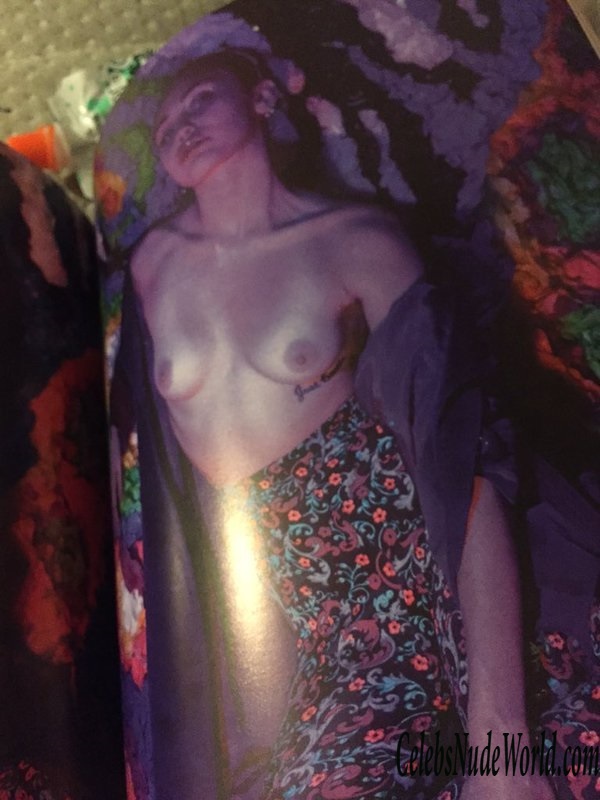 Topless pics of Miley Cyrus 139083