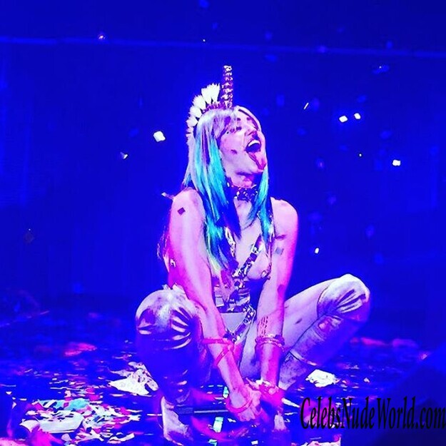 Topless pics of Miley Cyrus 139085
