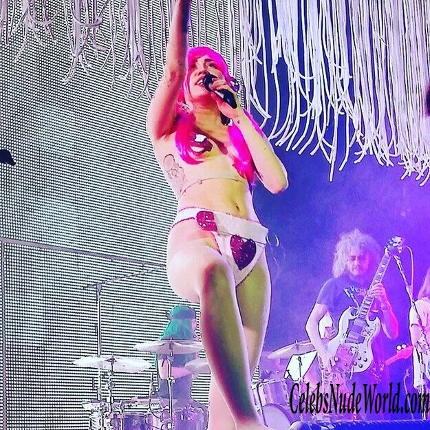 Topless pics of Miley Cyrus 139086