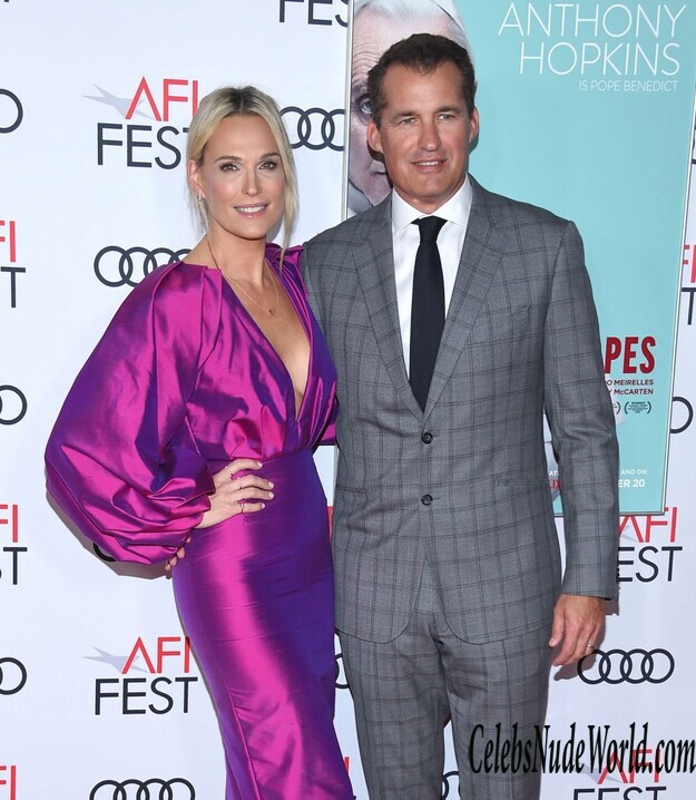 Molly Sims Braless 139436