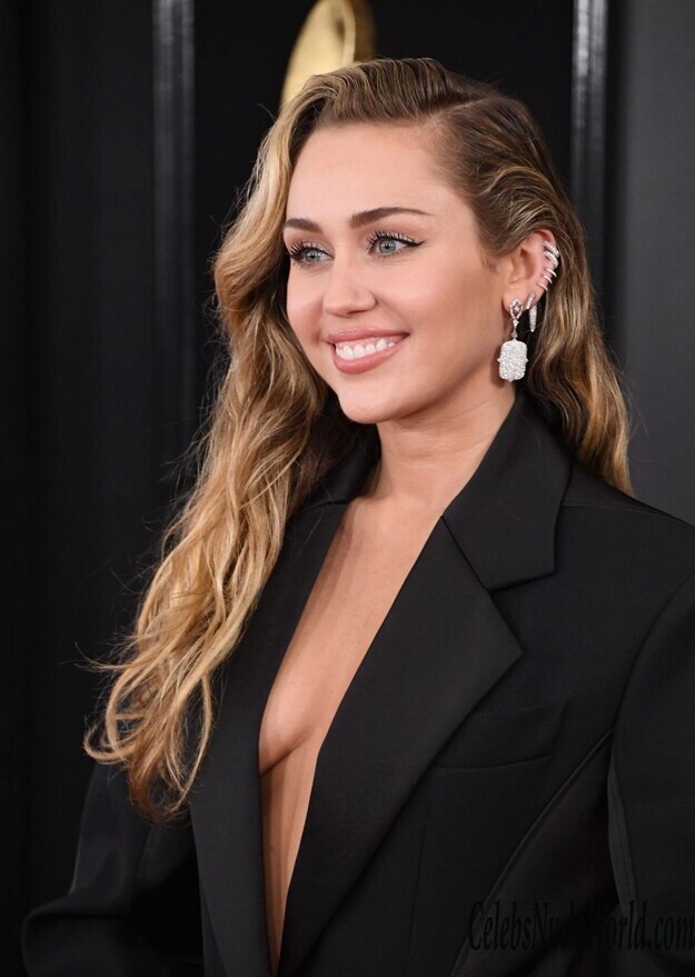 Miley Cyrus Braless 139591