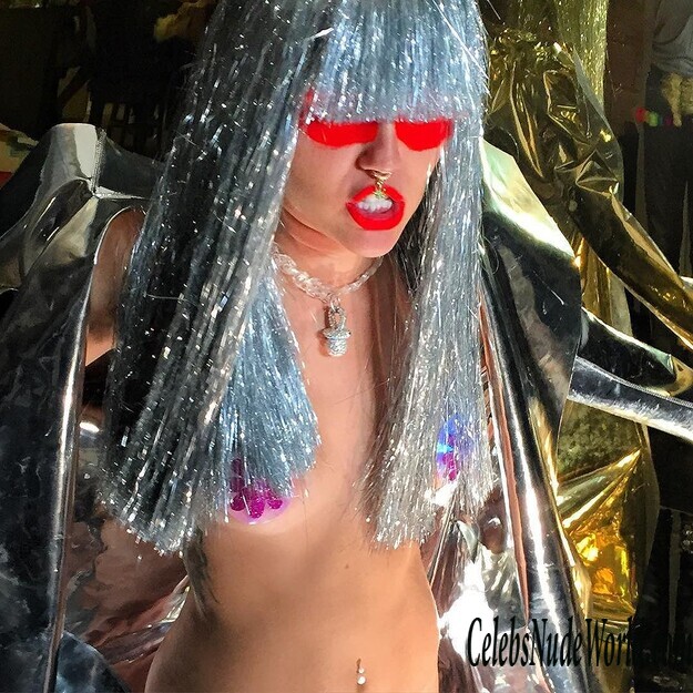 Topless pic of Miley Cyrus 139599
