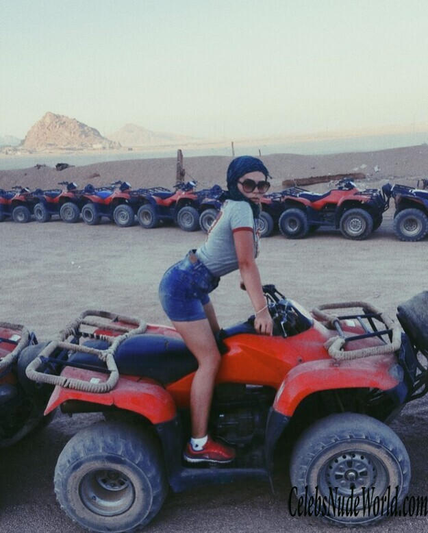 Mikhalina Novakovskaya Topless 139926