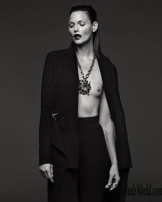 Mini Andén Revealing Her Breast 140056