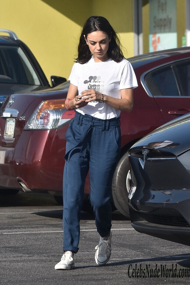 Mila Kunis Hot 141139