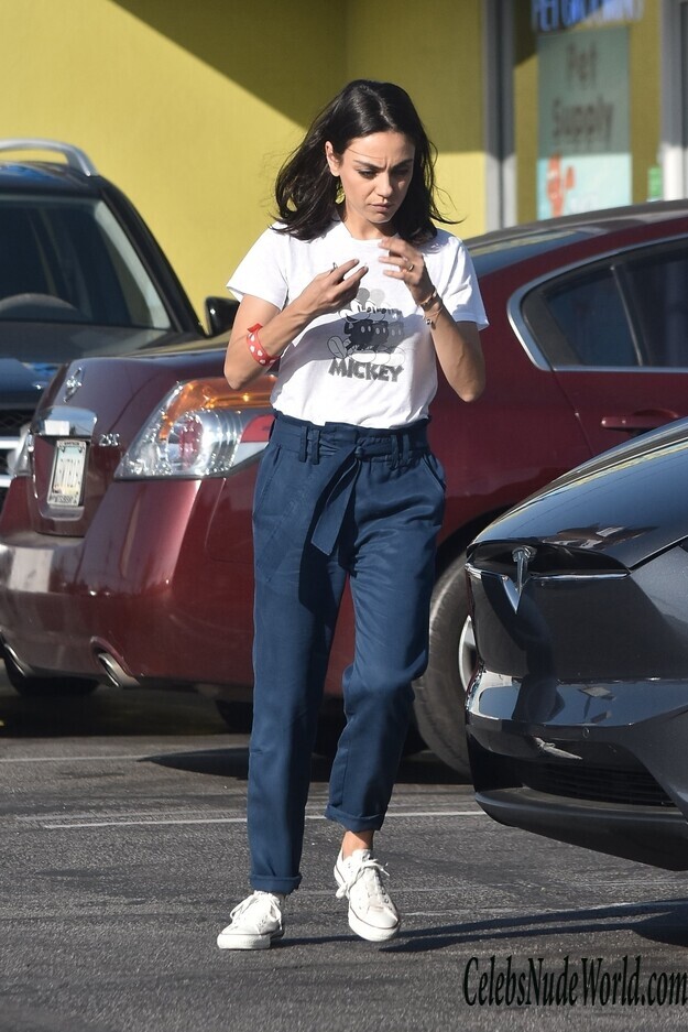 Mila Kunis Hot 141145