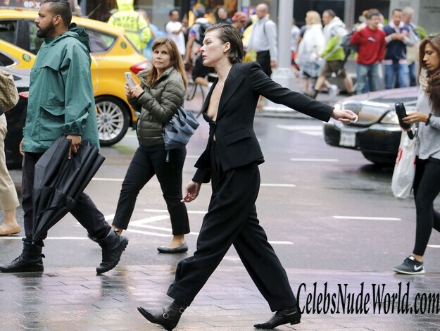 Milla Jovovich NipSlip Photos 142178