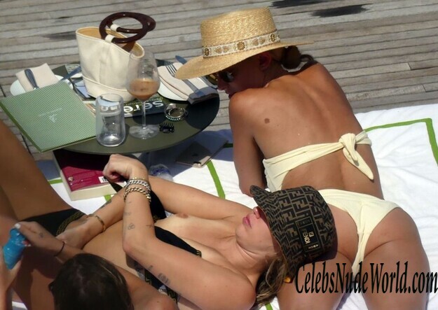 Miley Cyrus & Kaitlynn Carter Sexy 142403