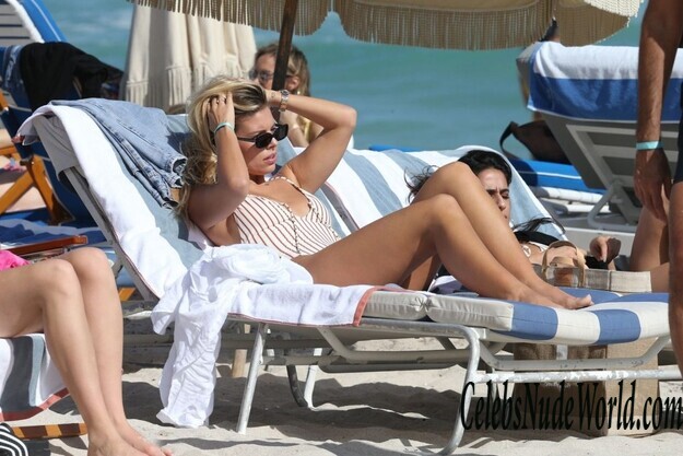 Natasha Oakley Cleavage 142725