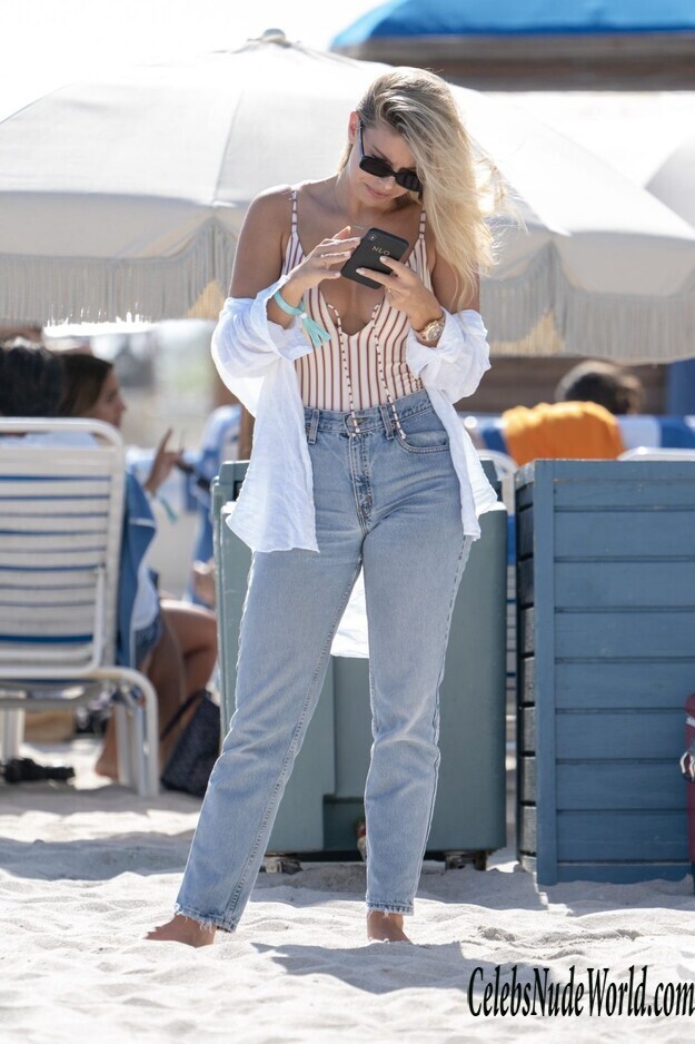 Natasha Oakley Cleavage 142754