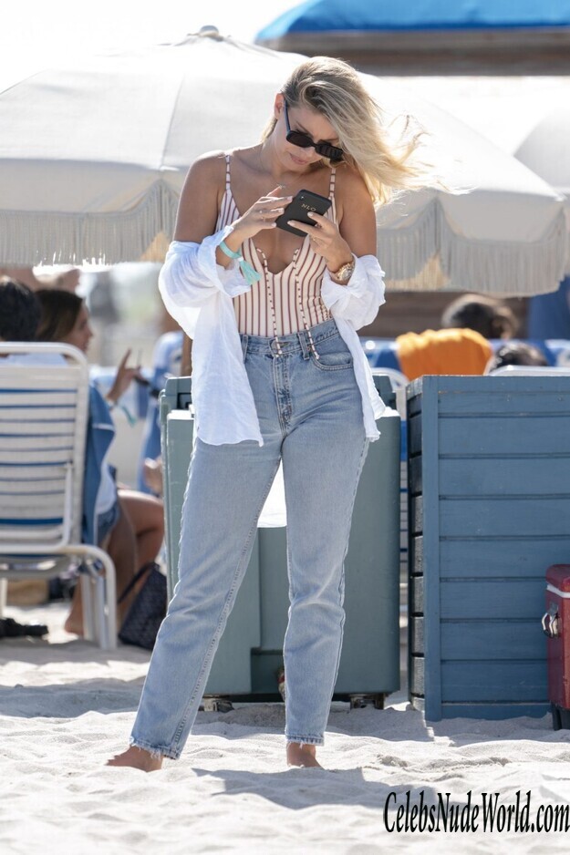 Natasha Oakley Cleavage 142755