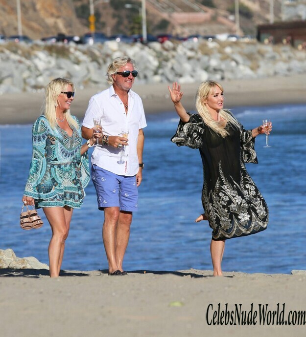 Nikki Lund Bikini 143101