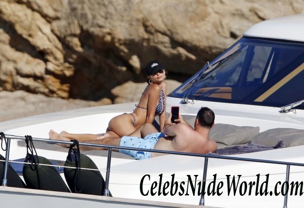 Emily Ratajkowski Partial Lip Slip On A Yacht In Mykonos 14375
