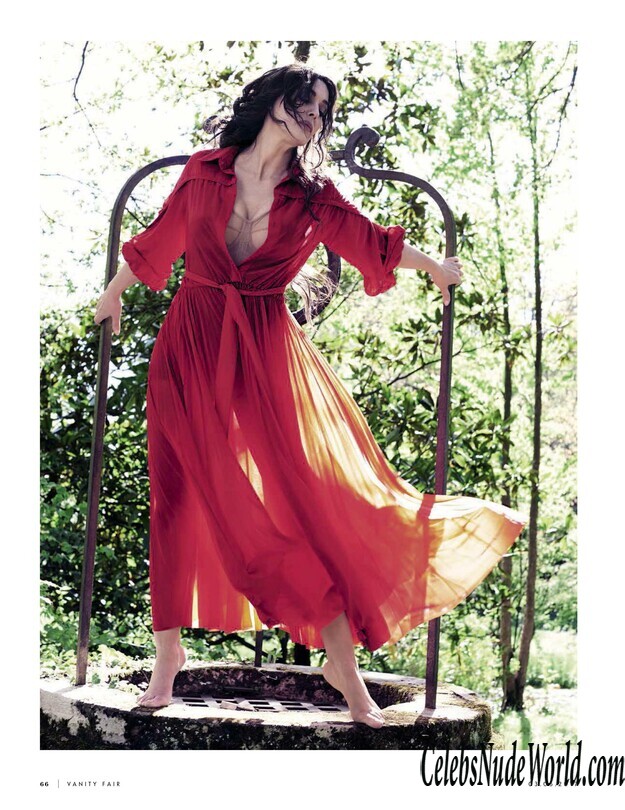 Monica Bellucci Shows Her Nipples And Looks MILFy 143807