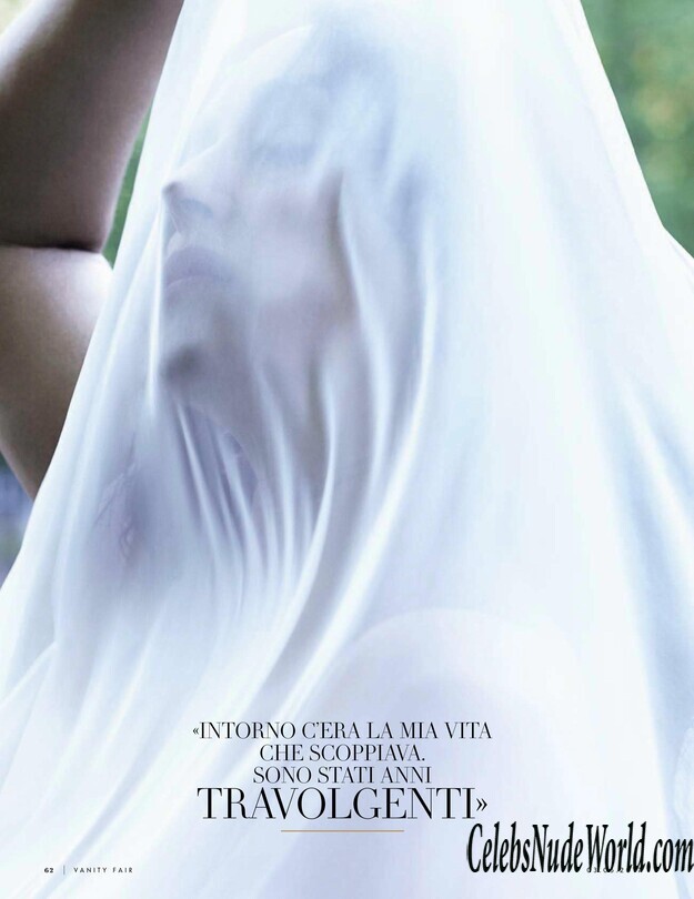 Monica Bellucci Shows Her Nipples And Looks MILFy 143809