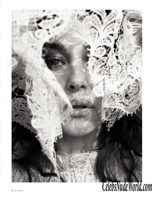 Monica Bellucci Shows Her Nipples And Looks MILFy 143812