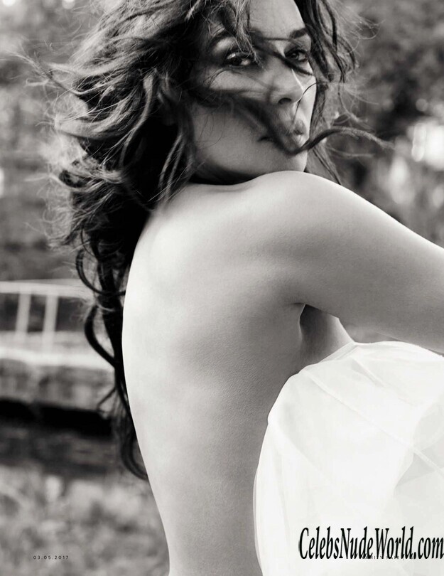 Monica Bellucci Shows Her Nipples And Looks MILFy 143814