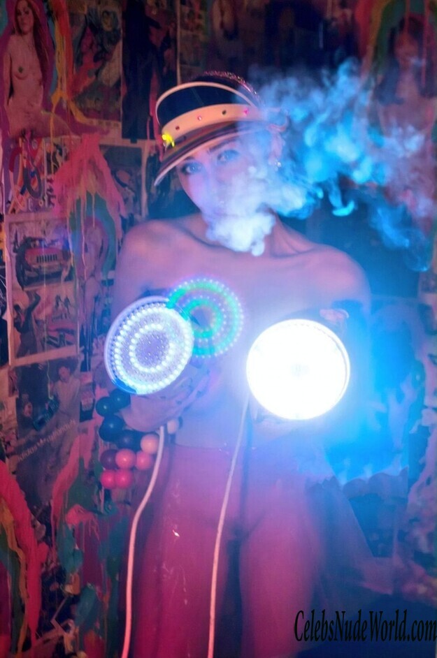Miley Cyrus Nude 144588