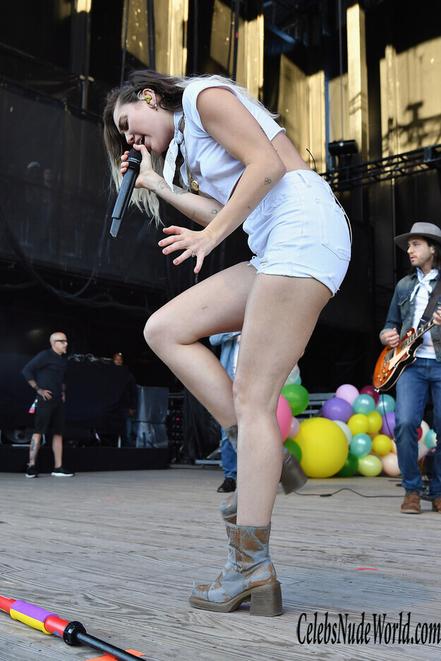 Miley Cyrus Has Legs For Days 144741