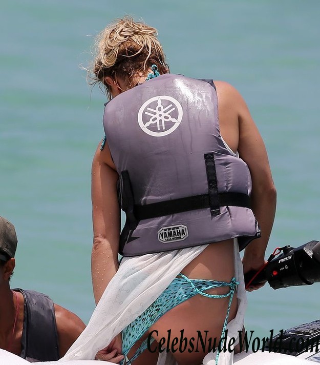 Britney Spears Suffered A Wardrobe Malfunction In Miami 14481