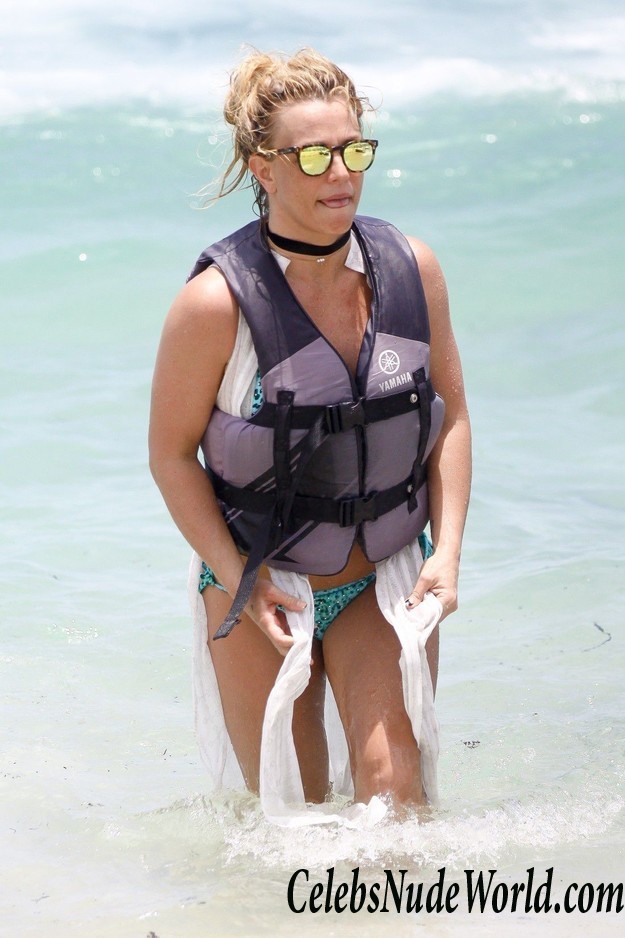 Britney Spears Suffered A Wardrobe Malfunction In Miami 14488