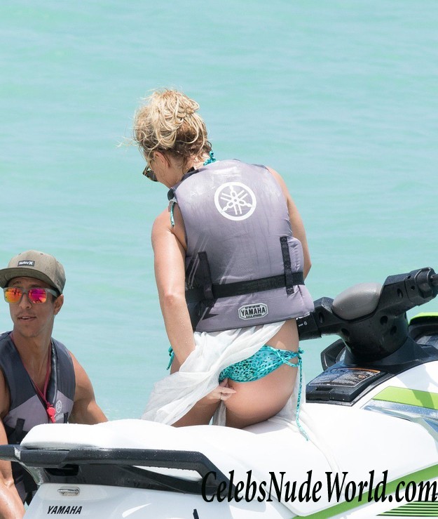 Britney Spears Suffered A Wardrobe Malfunction In Miami 14493