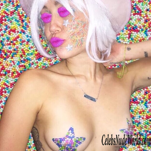 Sexy photos of Miley Cyrus 145338