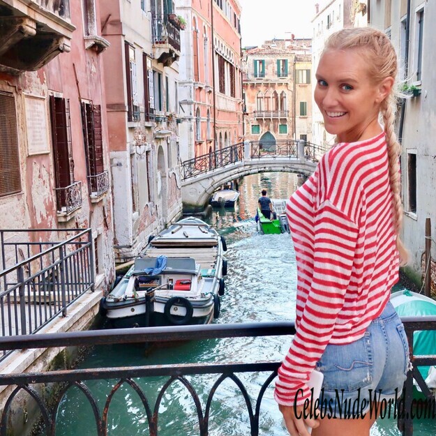 Nicky Whelan Sexy 146471