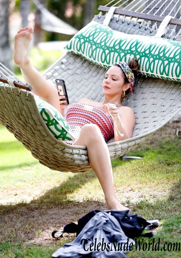 Katharine McPhee Wearing A Swimsuit In Hawaii! 14686