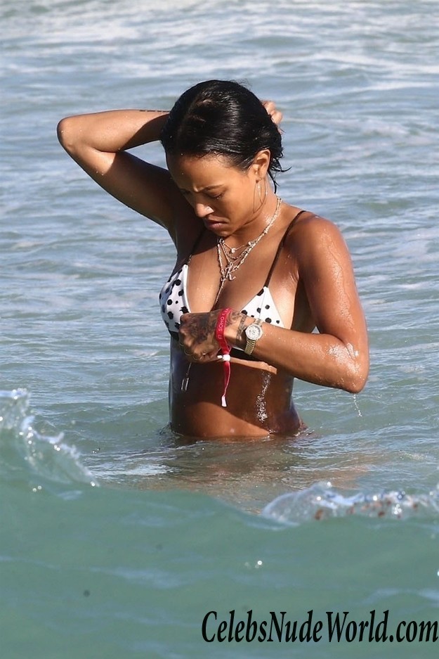 Karrueche Tran Shows Her Ass At A Beach In Miami 14720