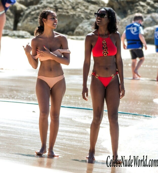 Mouna Traore Bikini 148161