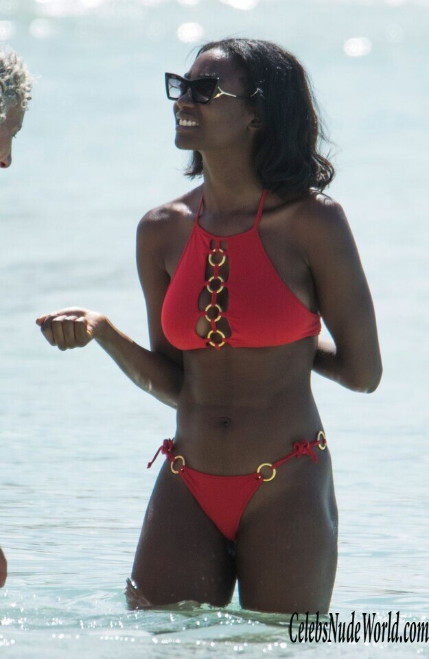 Mouna Traore Bikini 148173