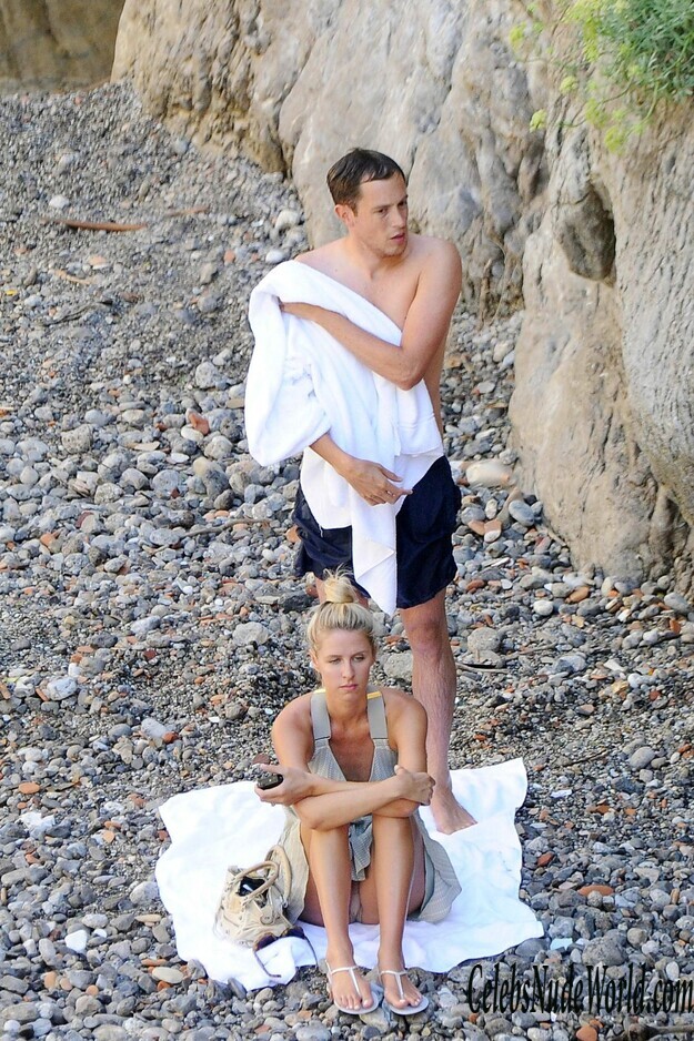 Nicky Hilton Upskirt Photos 148943