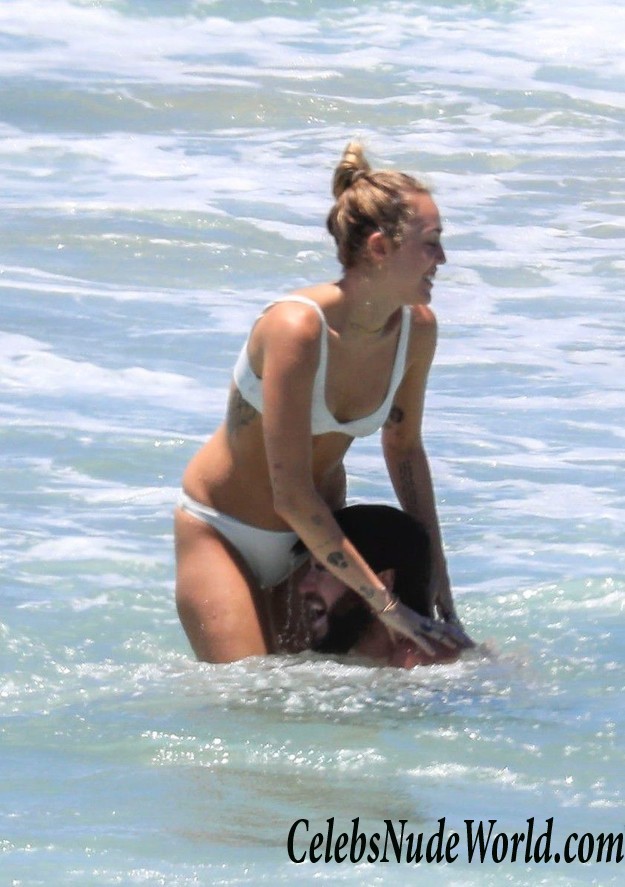 Miley Cyrus Wearing A Thong Bikini On A Beach In Australia 14901