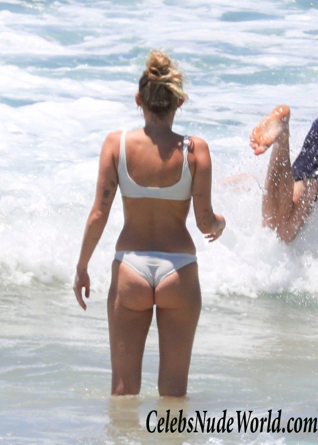Miley Cyrus Wearing A Thong Bikini On A Beach In Australia 14914