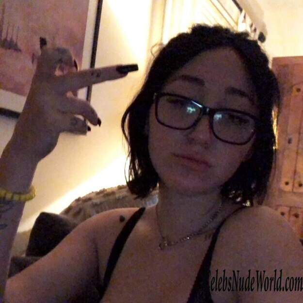 Noah Cyrus Sexy 149245