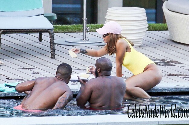 Sexy Photos of Rihanna 150399